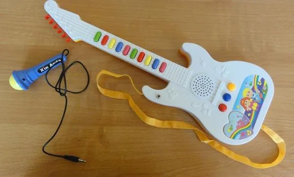 Chitarra giocattolo «Gitara na baterie ('Battery guitar')» — foto 4 dell'alert A12/0473/17