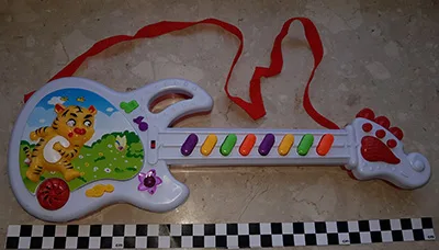 Chitarra giocattolo «Gitara na baterie» (Happy Star)