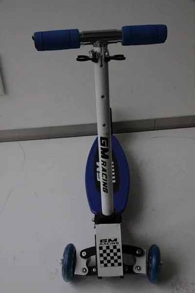 Scooter giocattolo «GM RACING» (Monzana)