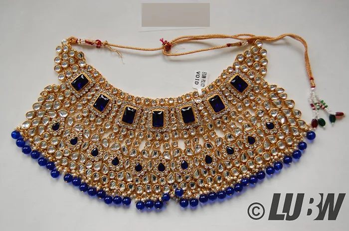 Collana «goldene Halskette, Halsreif im indischen Stil mit Strass, Glitzersteinen und blauen Perlen» — foto 1 dell'alert INFO/00038/22