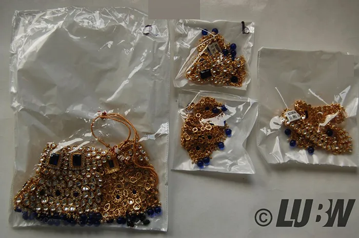 Collana «goldene Halskette, Halsreif im indischen Stil mit Strass, Glitzersteinen und blauen Perlen» — foto 4 dell'alert INFO/00038/22