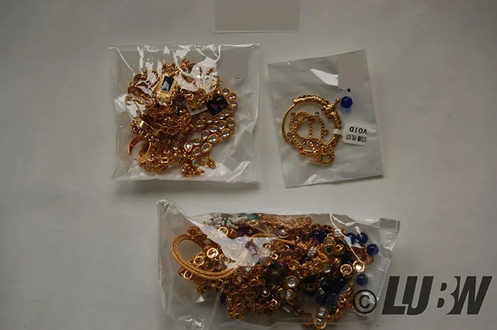 Collana «goldene Halskette, Halsreif im indischen Stil mit Strass, Glitzersteinen und blauen Perlen» — foto 5 dell'alert INFO/00038/22