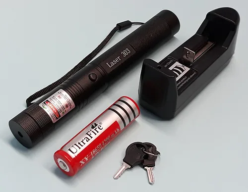 Puntatore laser con caricabatterie «GREEN LASER POINTER; Li-ion Battery Universal Charger»
