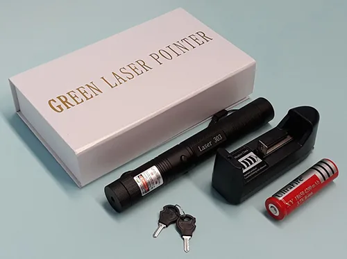 Puntatore laser con caricabatterie «GREEN LASER POINTER; Li-ion Battery Universal Charger» — foto 2 dell'alert A12/01826/20