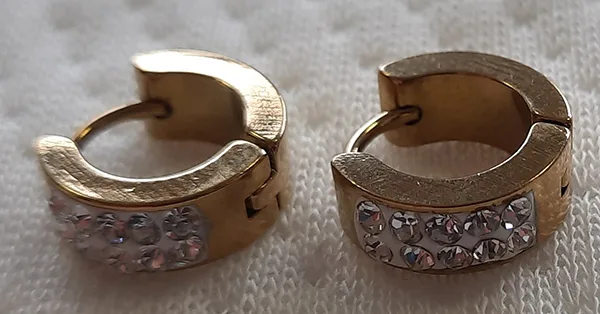 Orecchini «Groove earrings with rhinestones in the shape of a circle, gold» — foto 2 dell'alert A12/01046/22