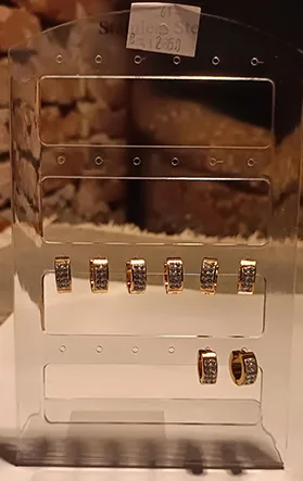 Orecchini «Groove earrings with rhinestones in the shape of a circle, gold» — foto 3 dell'alert A12/01046/22