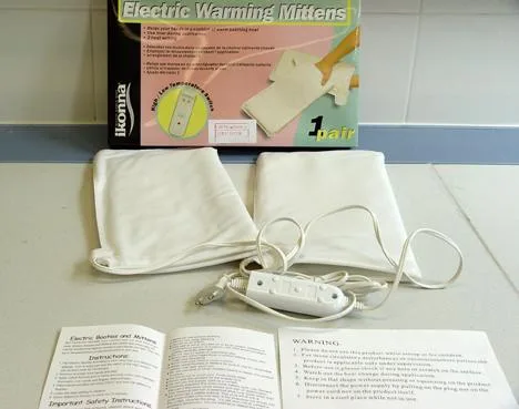 Guantoni elettrici di riscaldamento utilizzati per asciugare la vernice ungueale. — foto 1 dell'alert 1180/07