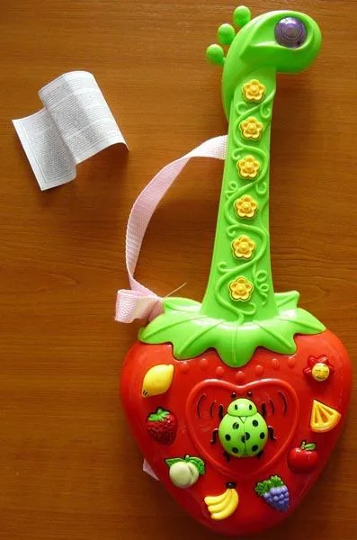 Strumento musicale giocattolo «GUITAR - special fun strawberry» (Koome toy)