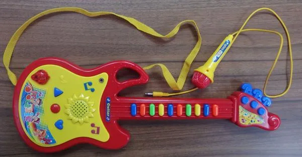 Chitarra giocattolo «Guitar» (YaYa Toys / ADAR)