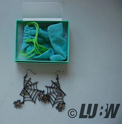 Orecchini «Halloween Schmuck Damen Kristall Lebendige Spinne Spinnennetz Tier Haken Ohrringe Klar S…» — foto 2 dell'alert INFO/00074/22