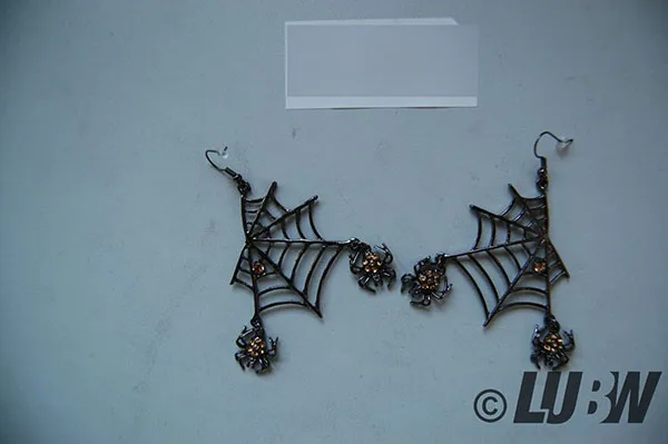 Orecchini «Halloween Schmuck Damen Kristall Lebendige Spinne Spinnennetz Tier Haken Ohrringe Klar S…» — foto 3 dell'alert INFO/00074/22