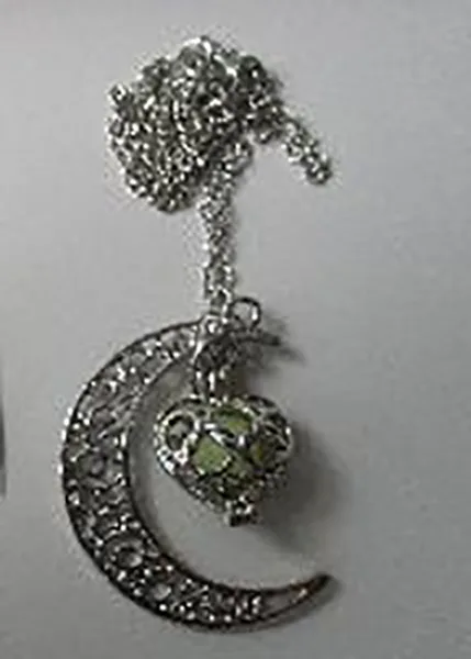 Collana con ciondolo «Halskette silber, Anhänger leuchtet, Sailor Moon» — foto 1 dell'alert INFO/00095/21