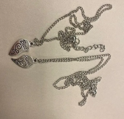 Collana con ciondolo «Halskjede "Friends"» — foto 1 dell'alert A12/00106/23