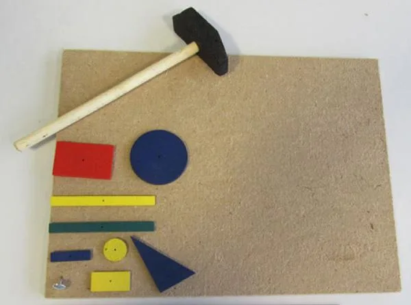Set di giocattoli in legno «Hammer and nails game» — foto 2 dell'alert A12/1494/18