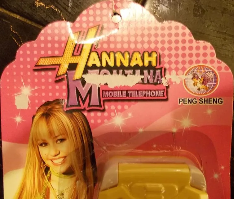 Giocattolo — Telefono mobile &amp; #13; &amp; #13; «Hannah Montana (THE PRODUCT MAY BE COUNTERFEIT)» (Peng Sheng)