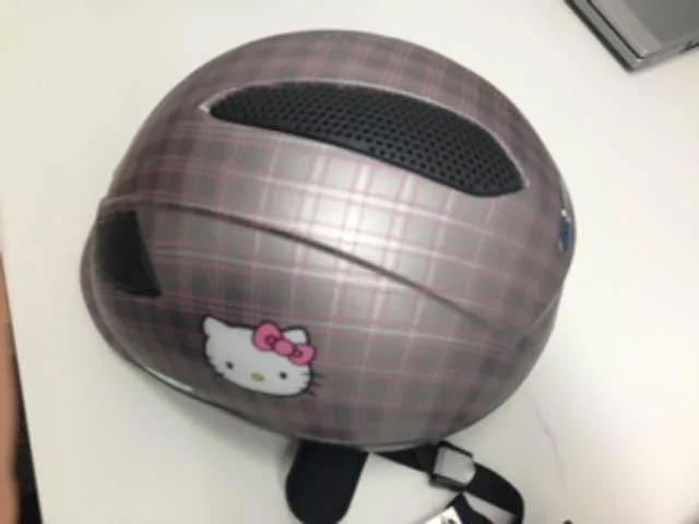 Casco equestre «Hello Kitty» — foto 1 dell'alert A12/1625/13