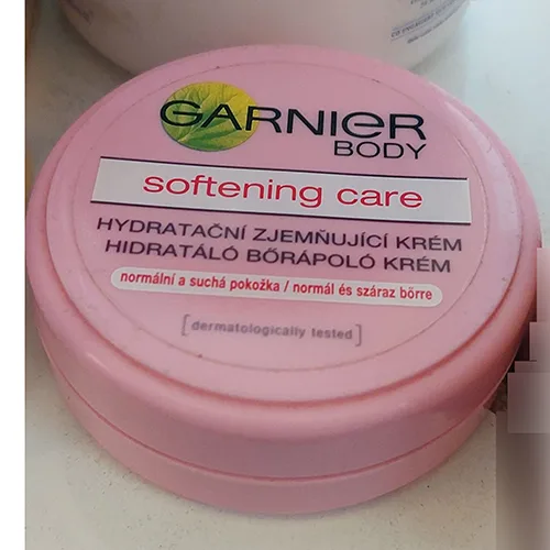 Crema per il corpo «HYDRATACNÍ ZJEMNUJÍCÍ KRÉM» (Garnier)