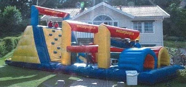 Arrampicata gonfiabile e percorso ad ostacoli «Inflatable climbing and obstacle course» (Zizo Inflatables)