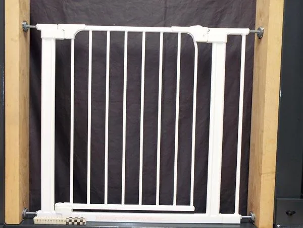 Cancello di sicurezza per bambini «Inga - Selbstschliessendes Schwenkgitter ('Inga - self-closing swing gate')» — foto 2 dell'alert A12/1542/16