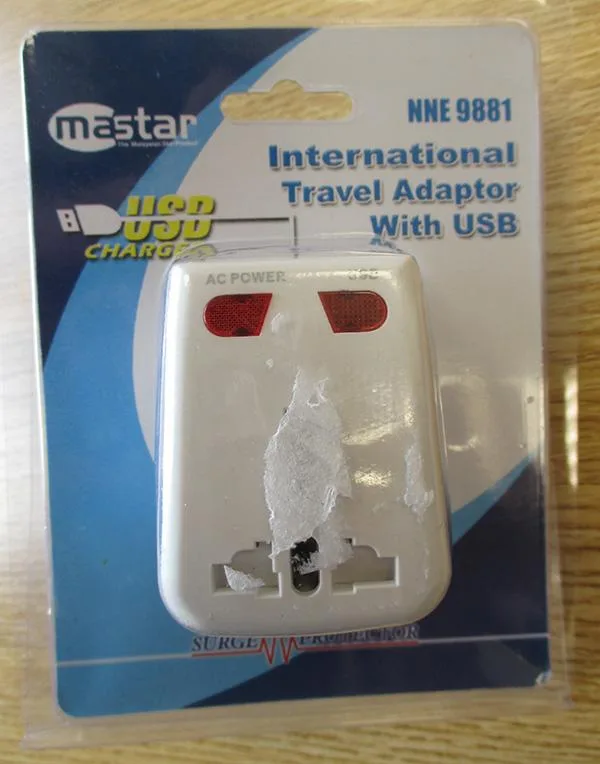 Adattatore della spina di viaggio «International Travel Adaptor with USB» — foto 1 dell'alert A12/1003/18