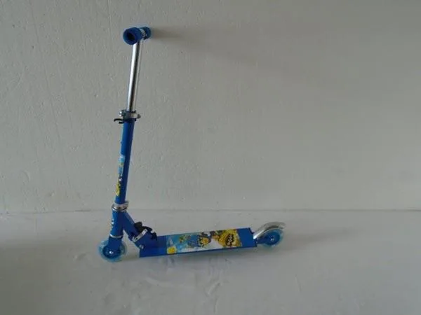 Scooter giocattolo «Kick Board SCOOTER» (IKO Idea for life)