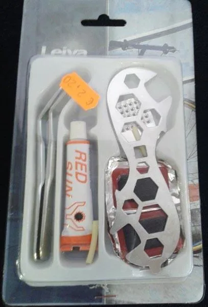 Kit di riparazione biciclette «KIT REPARACION PINCHAZOS ('Puncture repair kit'), Red Sun (glue)» (Leiva)