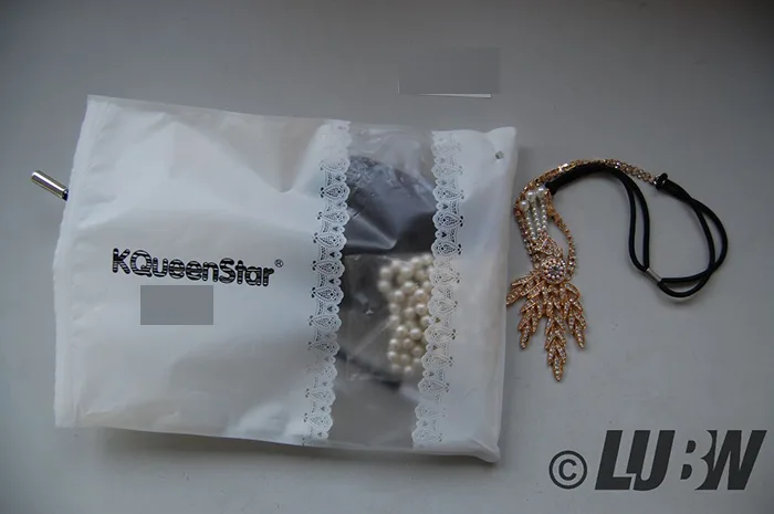 Accessori per abiti di fantasia «KQueenStar 1920s Damen Gatsby Kostüm Accessories Set Halskette Handschuhe Zigarettenhalt…» — foto 1 dell'alert INFO/00045/22
