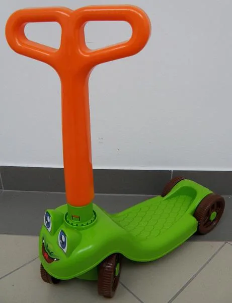 Scooter giocattolo «lábbal hajtható kismotor» (REGIO JATEK)