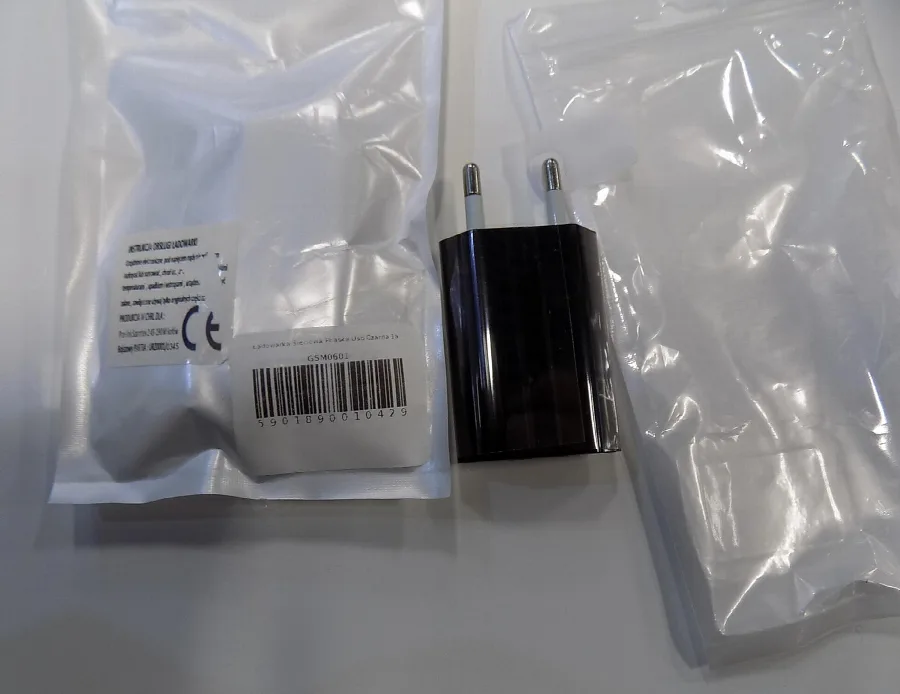 Caricabatterie USB «Ladowarka sieciowa plaska USB czarna 1A» — foto 1 dell'alert A12/00034/19