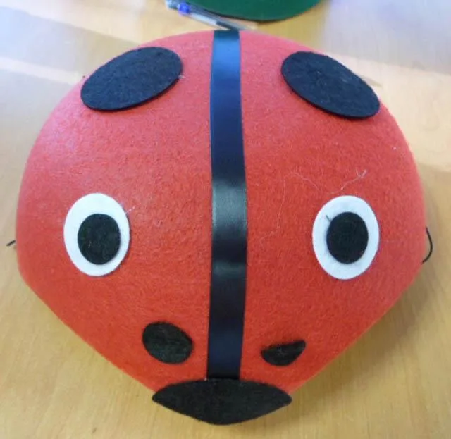 Cappello vestito fantasia «Ladybird Hat (Chapeau Feutrine Coccinelle)» (Unknown)