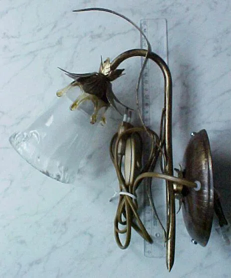 Lampada da parete con paralume in vetro (apparecchio fisso). (Glimex.)