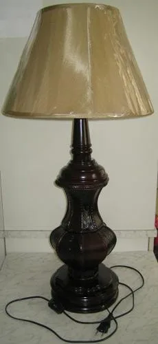 Lampada da scrivania con paralume in tessuto (con rivestimento in legno e pelle) — foto 1 dell'alert 0801/06