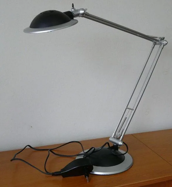 Lampada da tavolo alogena – Mira 2 — foto 2 dell'alert 1118/09
