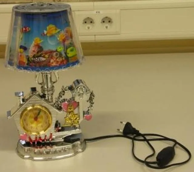 Lampada da tavolo con paralume girevole — foto 1 dell'alert 1375/10