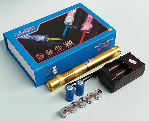Puntatore laser con caricabatterie «LASER (on the packaging); Li thium battery charger (on the charger)»