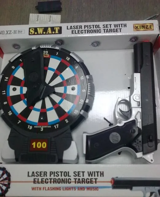 Pistola giocattolo con laser «Laser pistol set with electronic target - S.W.A.T.» (Xinze)