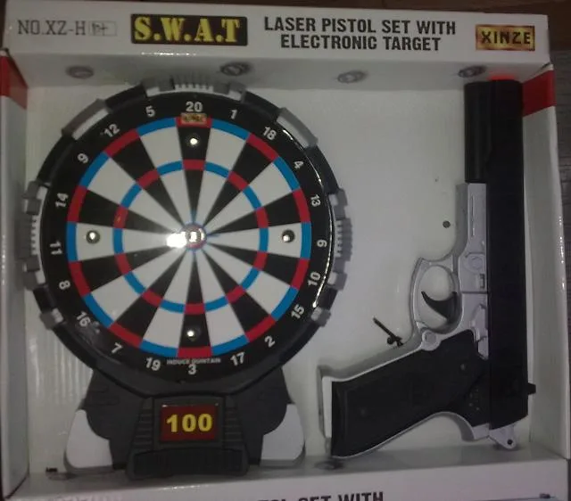 Pistola giocattolo con laser «Laser pistol set with electronic target - S.W.A.T.» — foto 2 dell'alert A12/2007/13