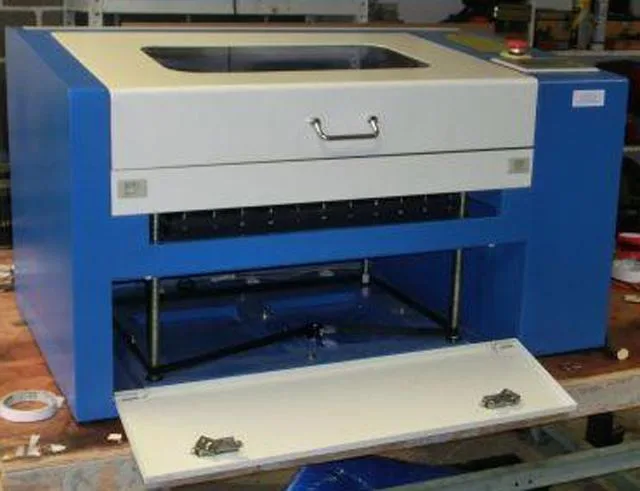Macchina per l'elaborazione del laser «Lasercutter und Gravur 3050 (Laser cutter and engraving 3050)» — foto 1 dell'alert A12/0558/14