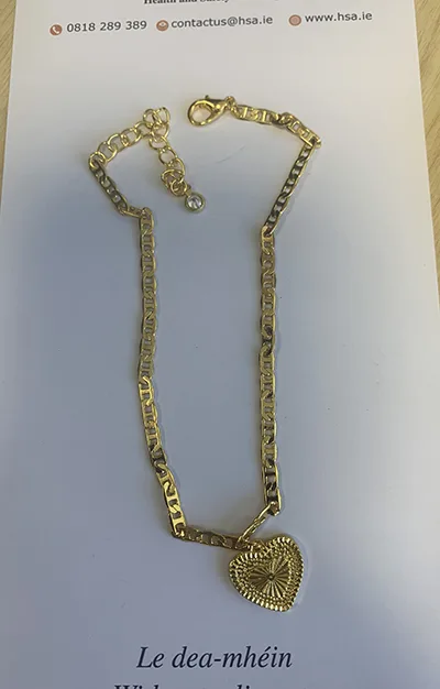 Bracciale alla caviglia «Le dea-mhéin. With compliments» — foto 4 dell'alert A12/00191/23