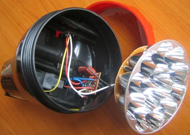 Torcia ricaricabile «LED 2 in 1 rechargeable search light» — foto 3 dell'alert A12/0438/13