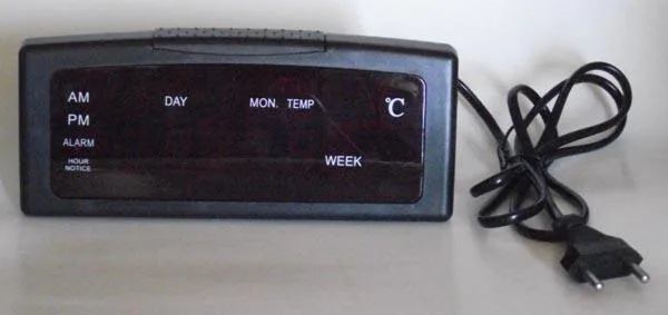 Orologio digitale e calendario «LED Digital Calendar / DIGITÁLIS LED KIJELZŐS» — foto 1 dell'alert A12/0830/17