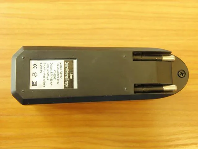 Caricabatterie «Li-ion Battery Universal Charger» — foto 2 dell'alert A12/0898/14