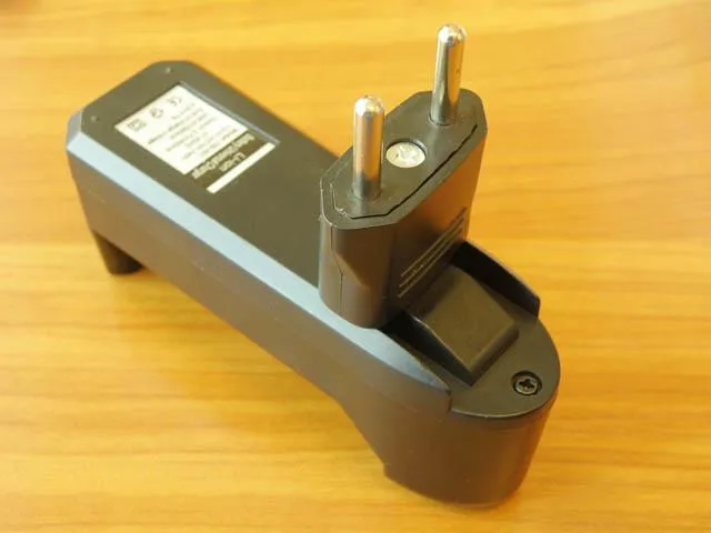Caricabatterie «Li-ion Battery Universal Charger» — foto 3 dell'alert A12/0898/14