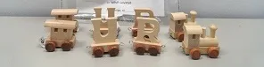 Treno giocattolo con carri «Locomotive brown wheels, train wagon letter U with brown wheels, train wagon letter R» (Bino Europe k.s.)