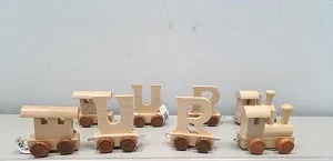 Treno giocattolo con carri «Locomotive brown wheels, train wagon letter U with brown wheels, train wagon letter R» — foto 4 dell'alert A12/03024/23