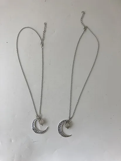 Collana di collane «Luminous moon necklace» — foto 1 dell'alert INFO/00076/23