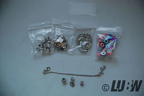 Bracciale con ciondoli «Mädchen Spielzeug Geschenk 4-12 Jahre, Charm Armband Kit DIY Schmuck Bastelset Mädchen G…» — foto 2 dell'alert INFO/00078/22
