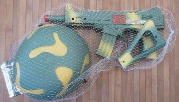 Pistola giocattolo e casco. «Military Toys» (HuaLi Tai Toys)