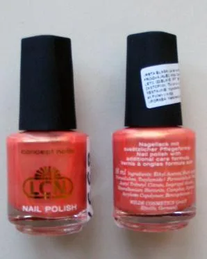 Smalto per unghie. «Nail polish.» (LCN.)