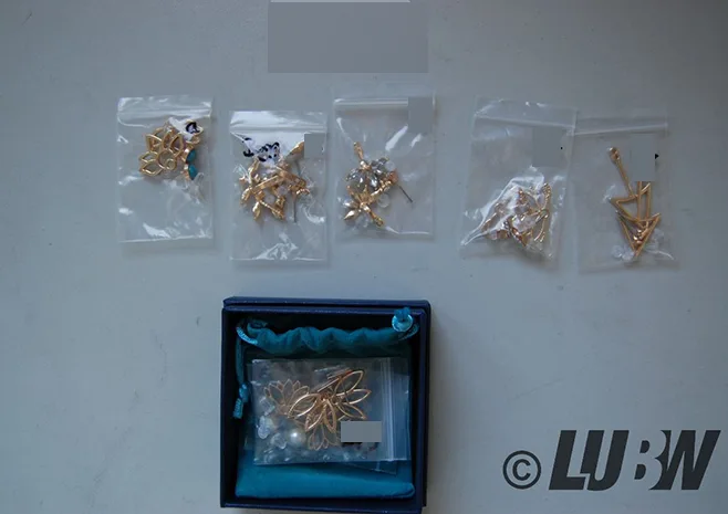 Set di orecchini «Ohrstecker-Set für Damen, Mädchen, hohle Lotusblüte, Ohrringe, Jacken, Kristall, schlich…» — foto 1 dell'alert INFO/00069/22